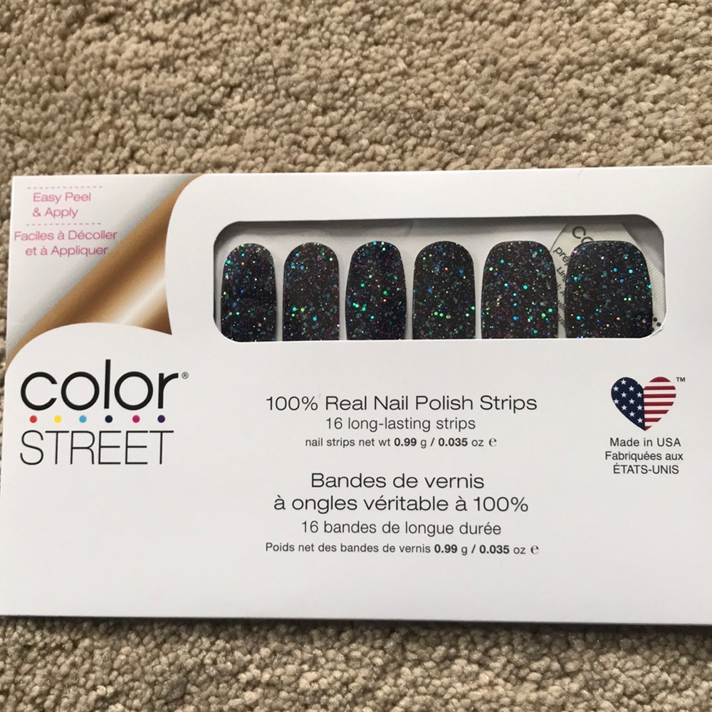 Color street holidaze polish strips.